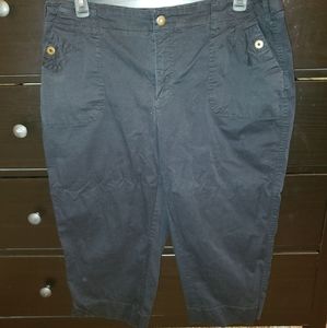 🦄 NWOT black capri Jeans with snaps 16W